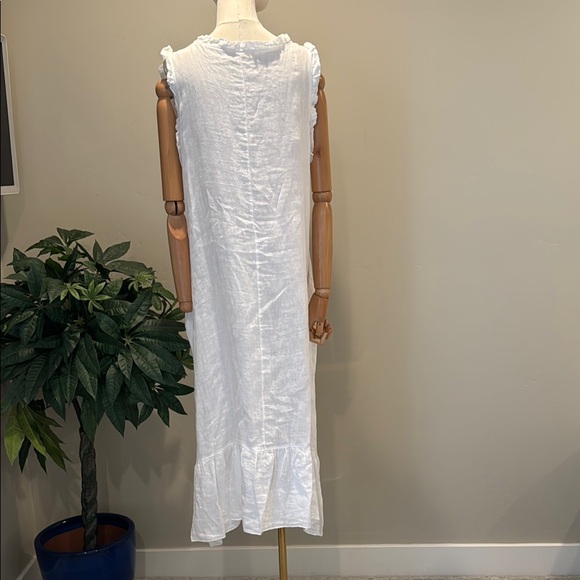 Elegant White Sleeveless Dress - Picture 7 of 9